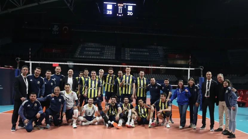 Fenerbahçe Bursa Büyükşehir Belediyespor'u 3-1 yenerek seride öne geçti